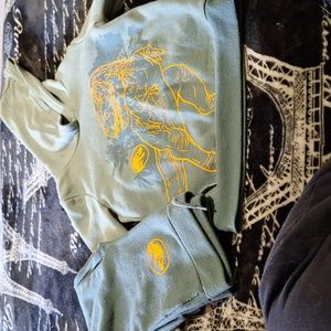 Jurassic World size 5 T in boys sweatpants and sweatshirt.